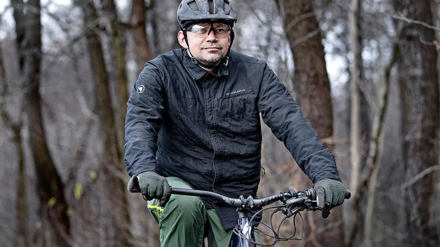 Kokken sørger for at holde sig i gang – blandt andet på mountainbiken.