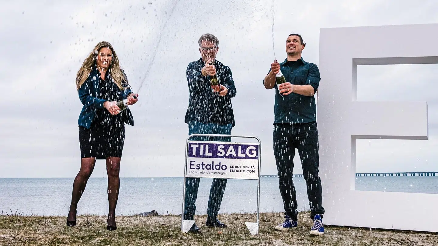Jan Lehrmann lader propperne springe med sine to nye kompagnoner, iværksætterduoen bag Estaldo.com, Jakob Neua (th.) og Ann Rosenskjold.