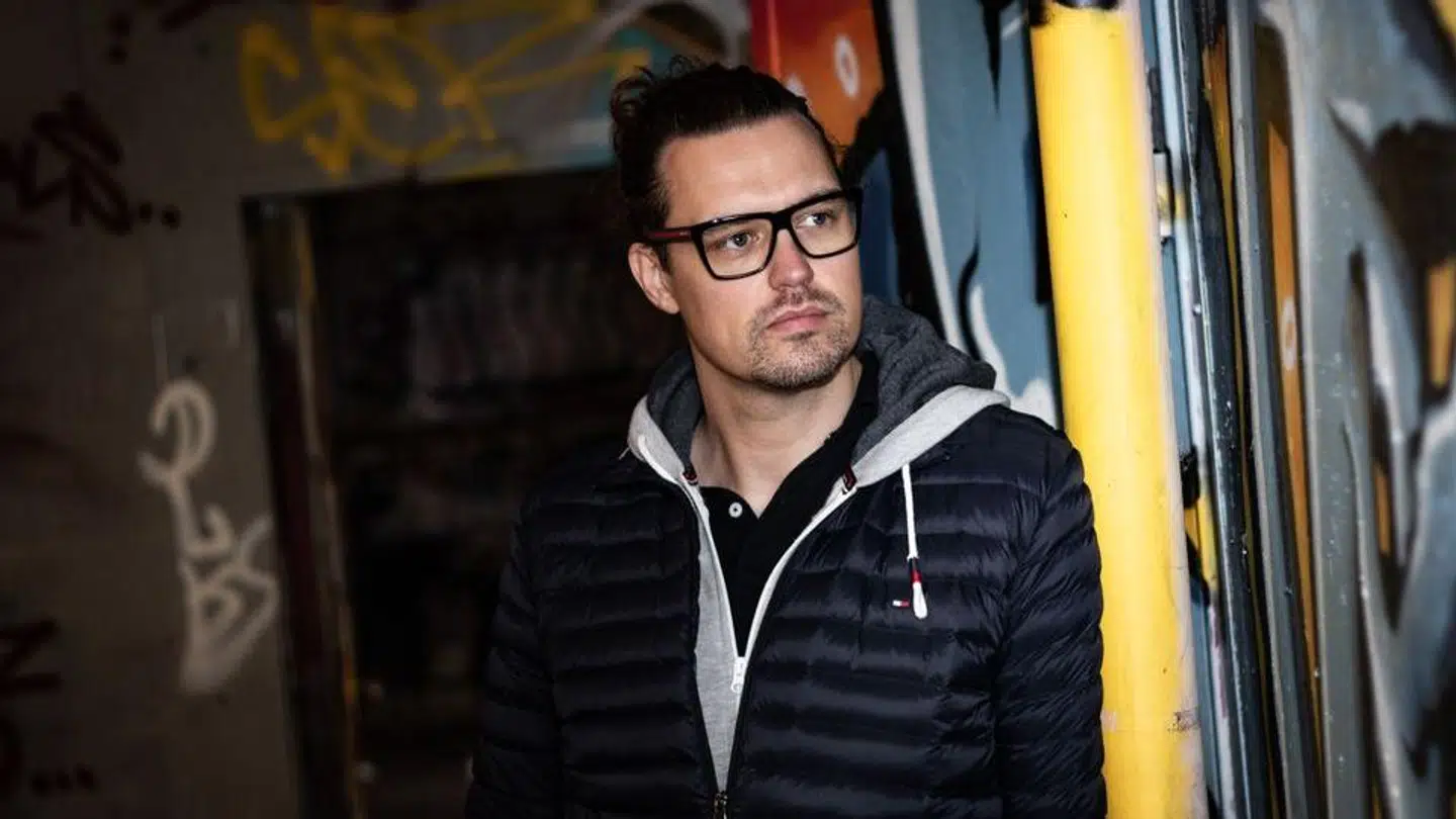 Modsat andre ejendomsmæglere så kommer Jakob Neua Nørgaard ikke ud og fremviser boligen. Det klarer sælger selv.