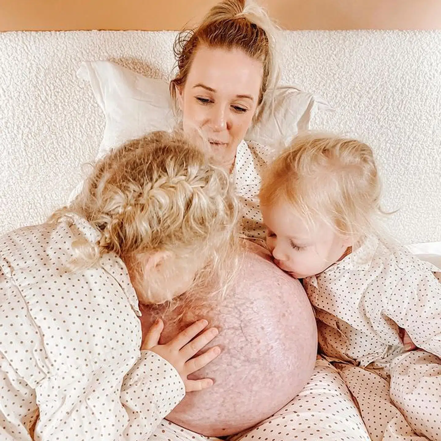 De to piger - Filippa og Ophelia - kysser mors store mave