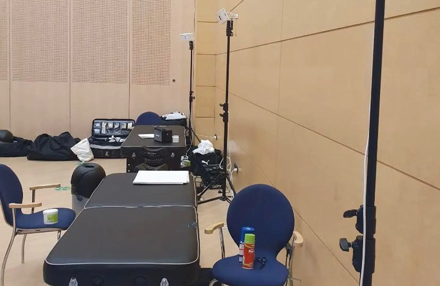 Behandlerrum i den danske EM-lejr, hvor UV-lamperne fra UV Medico er i brug.