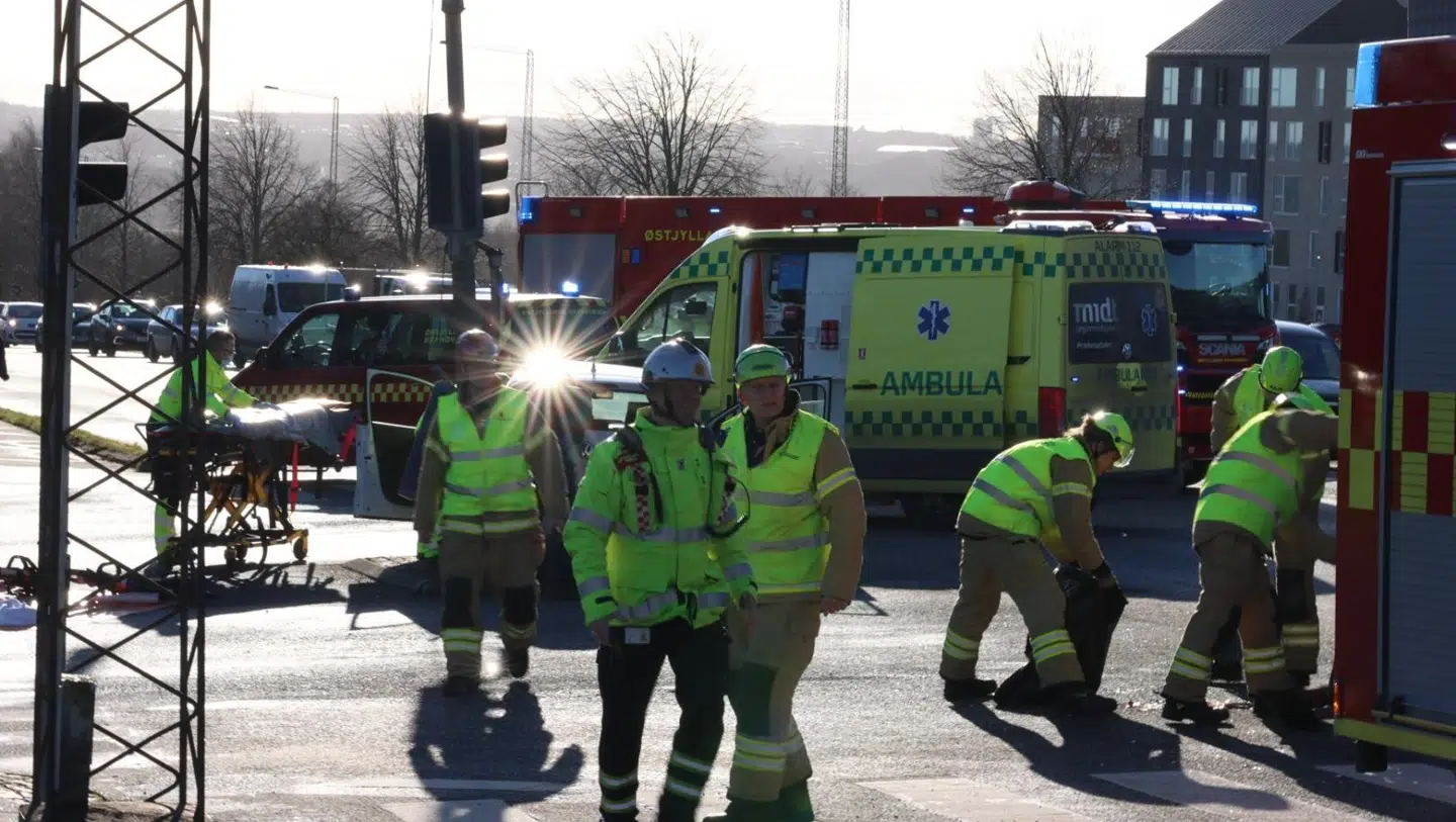 Både politi og ambulance var til stede. Ambulancepersonalet måtte frigøre to tilskadekomne fra bilen.