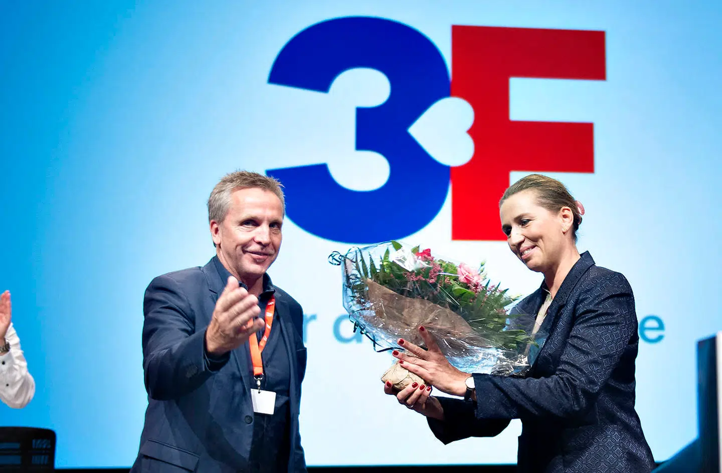 Statsminister Mette Frederiksen fik blomster af formand Per Christensen efter sin tale på 3Fs kongres i Aalborg Kongres og Kulturcenter 26. september 2019. (Foto: Henning Bagger/Ritzau Scanpix)