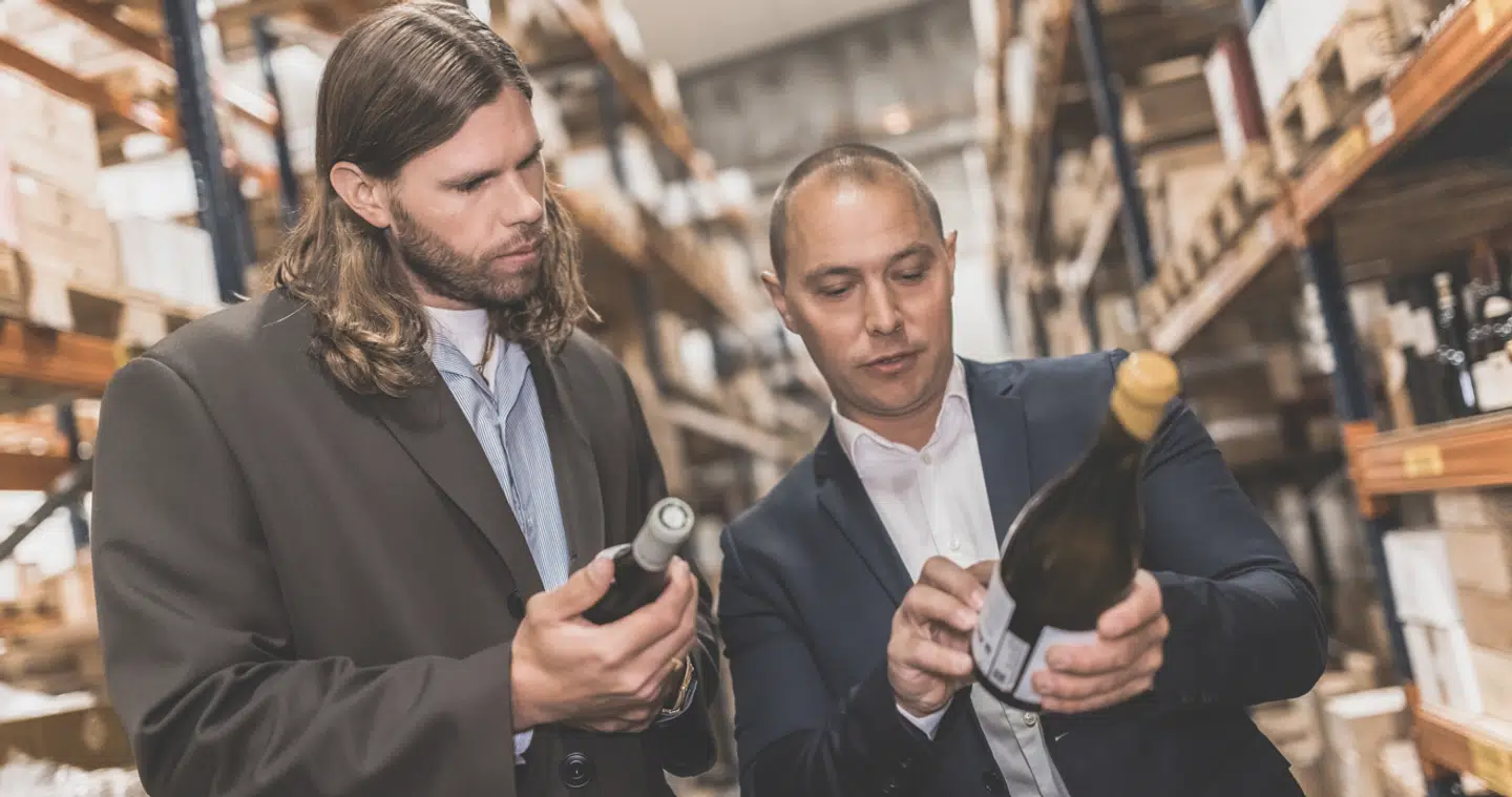 Mikkel Hansen sammen med stifteren af Rarewine Invest, Rasmus Nielsen.