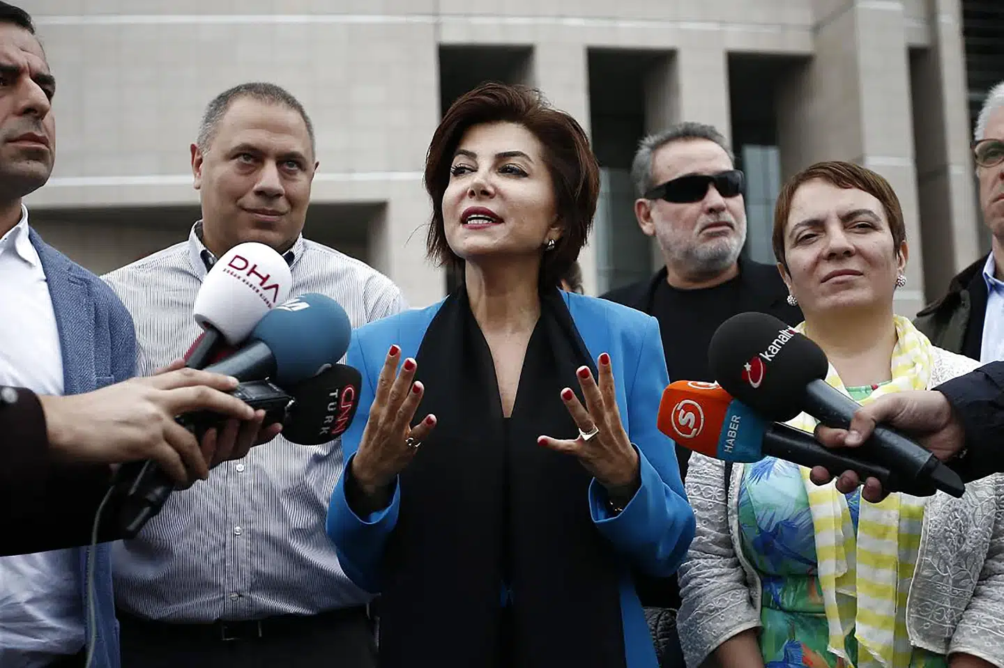 Journalist Sedef Kabas har tidligere været i de tyrkiske myndigheders søgelys. Her ses hun i forbindelse med en retssag i Istanbul i 2015. Ozan Kose/Ritzau Scanpix