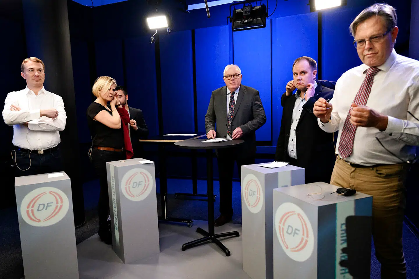 Formandskandidaterne Morten Messerschmidt, Merete Dea Larsen, Martin Henriksen og Erik Høgh-Sørensen samt moderator Hans Engell kort før TV-debat om formandsposten i Dansk Folkeparti, i København søndag den 16. januar 2022.De fire kandidater til formandsposten i Dansk Folkeparti, Morten Messerschmidt, Martin Henriksen, Merete Dea Larsen og Erik Høgh-Sørensen, mødes til den eneste debat før kampvalget om formandsposten afgøres på et årsmøde i Herning.. (Foto: Philip Davali/Ritzau Scanpix)