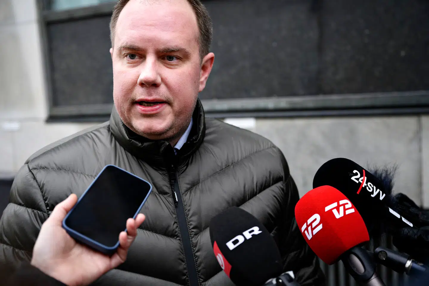 Formandskandidat Martin Henriksen ankommer til TV-debat om formandsposten i Dansk Folkeparti, i København søndag den 16. januar 2022.De fire kandidater til formandsposten i Dansk Folkeparti, Morten Messerschmidt, Martin Henriksen, Merete Dea Larsen og Erik Høgh-Sørensen, mødes til den eneste debat før kampvalget om formandsposten afgøres på et årsmøde i Herning.. (Foto: Philip Davali/Ritzau Scanpix)