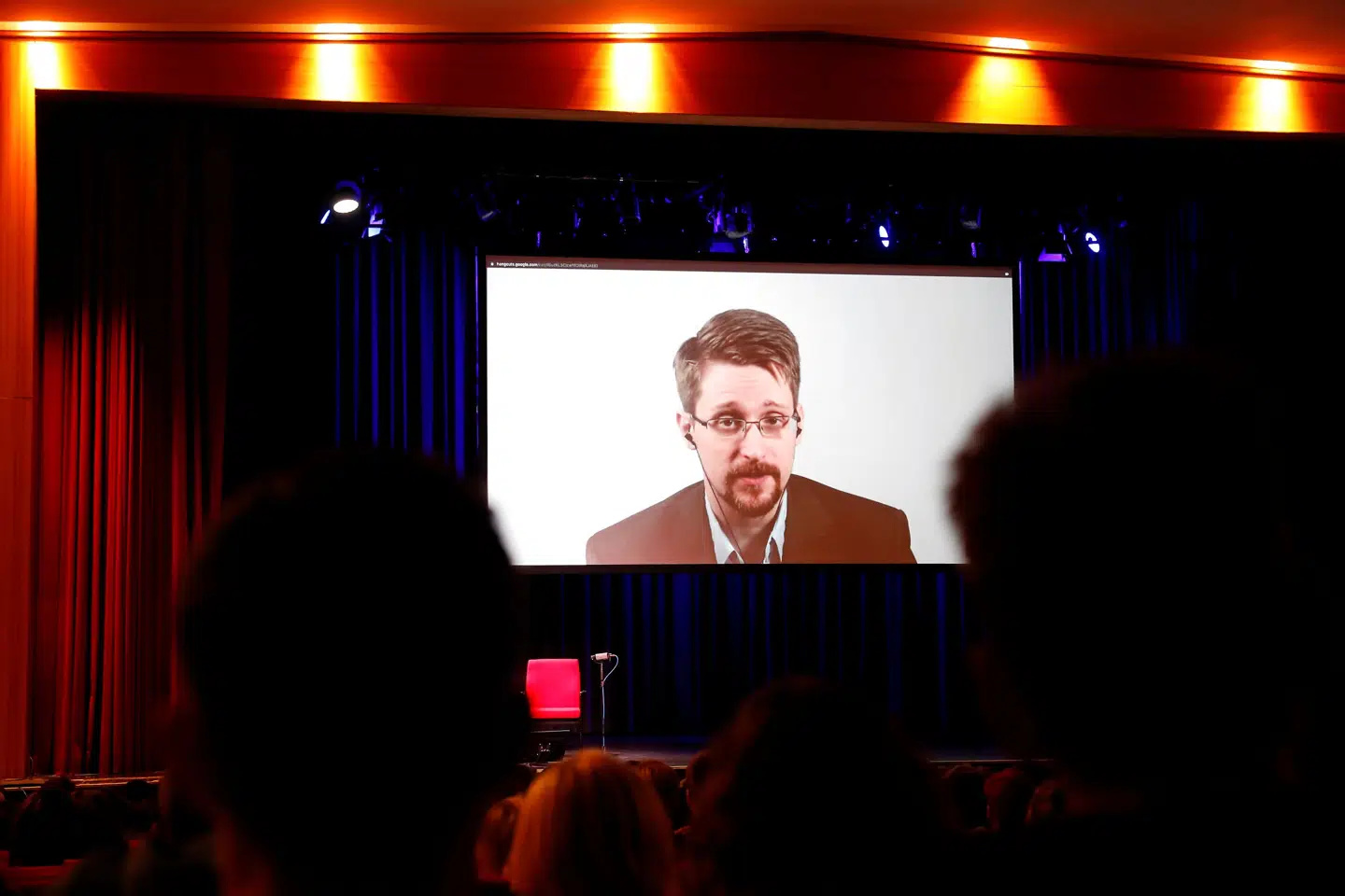 Edward Snowden flygtede ud af USA efter sin lækage i 2013 og fik asyl i Rusland. I 2020 fik han permanent opholdstilladelse i landet. På billedet ses han tale via et videolink i Berlin i 2019. Fabrizio Bensch/Reuters