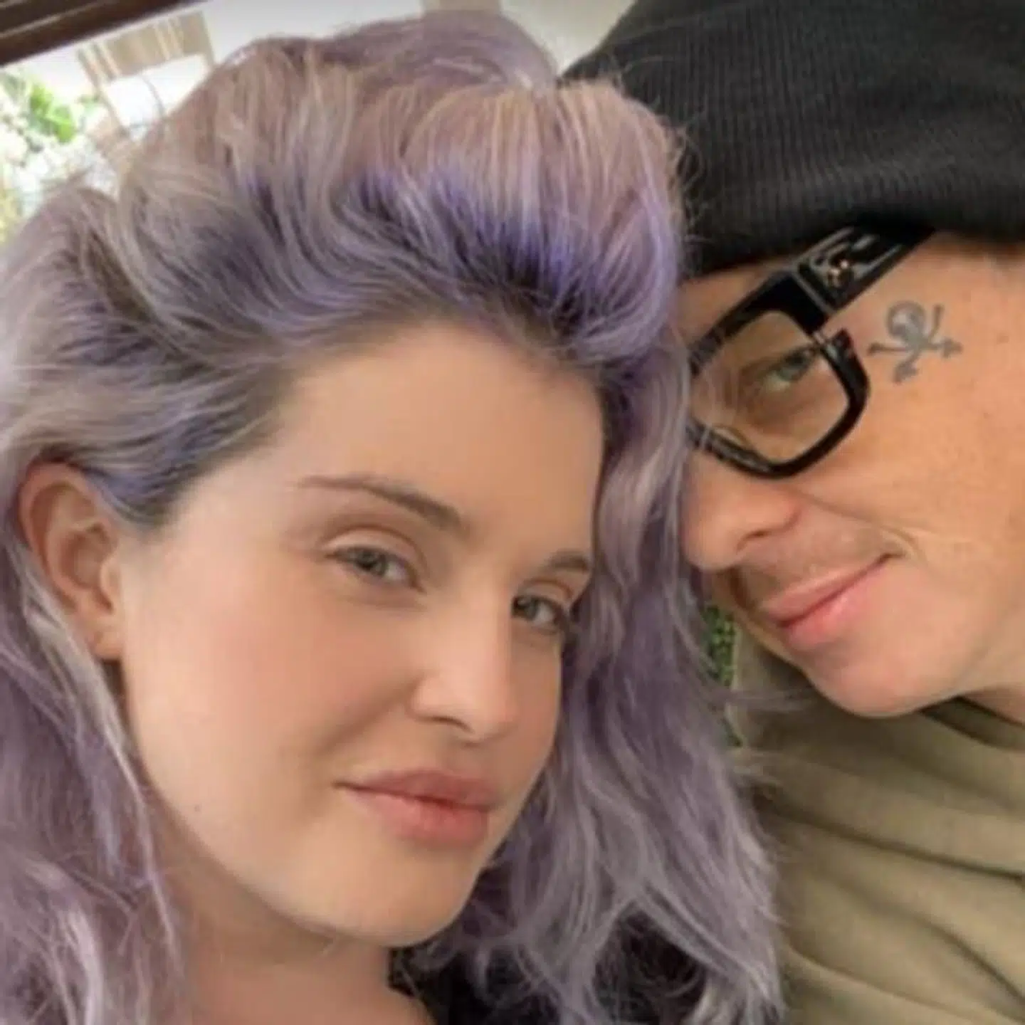 Tirsdag delte Kelly Osbourne et billede sammen med Sid Wilson. Torsdag kaldte hun ham baby, så fans er ikke længere i tvivl om, at der er et nyt superpar i heavy metal-miljøet.