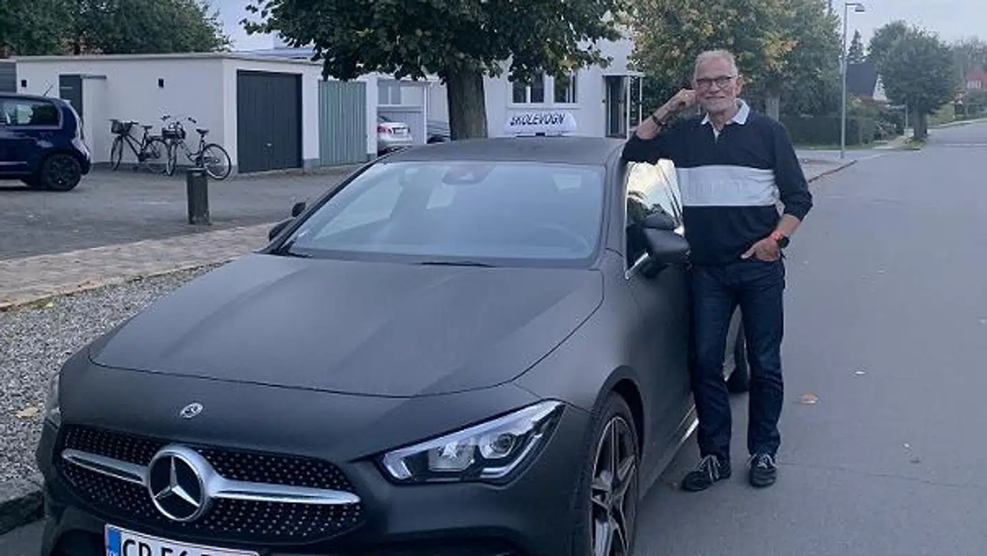 Martin Dupont ejer en køreskole i Odense. Han havde sidste år så svært ved at skaffe teori- og køreprøver til sine elever, at han overvejede at lukke sin køreskole. I dag ser verden dog anderledes ud.