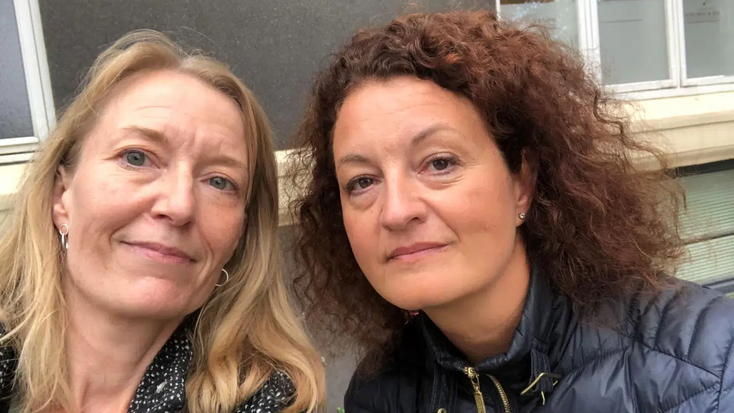 Amalie Mathiassen og Louise Mogensen var begge henholdsvis gift og fast kæreste med Per Christensen i næsten to år. De anede intet om dobbeltforholdet. Dette billede er taget den første dag de mødte hinanden, sammenlignede deres kalendere og telefoner og dermed forstod det fulde omfang af det ekstraordinære bedrag, som de var blevet udsat for.