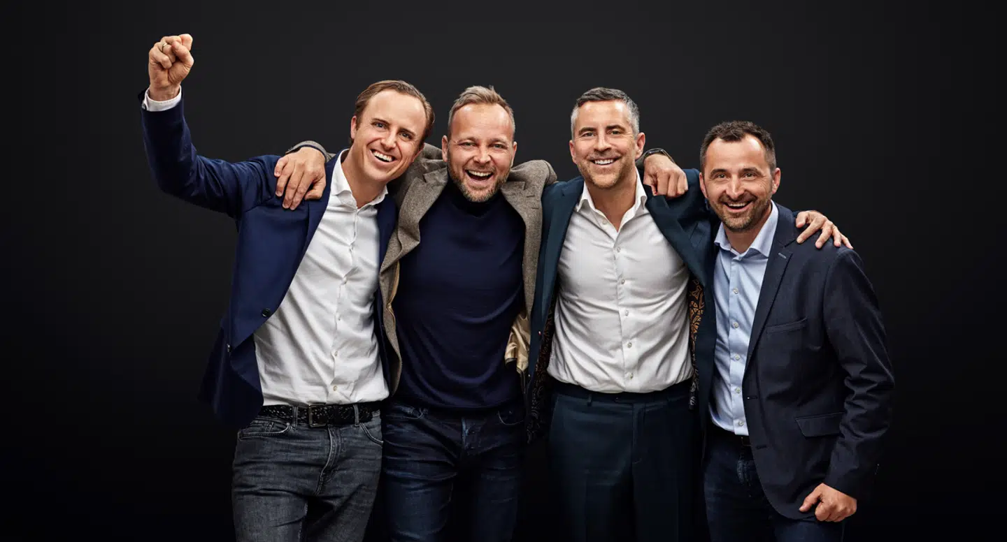 De to iværksættere fra Hjørring sammen med løverne Jacob Risgaard og Christian Arnstedt.