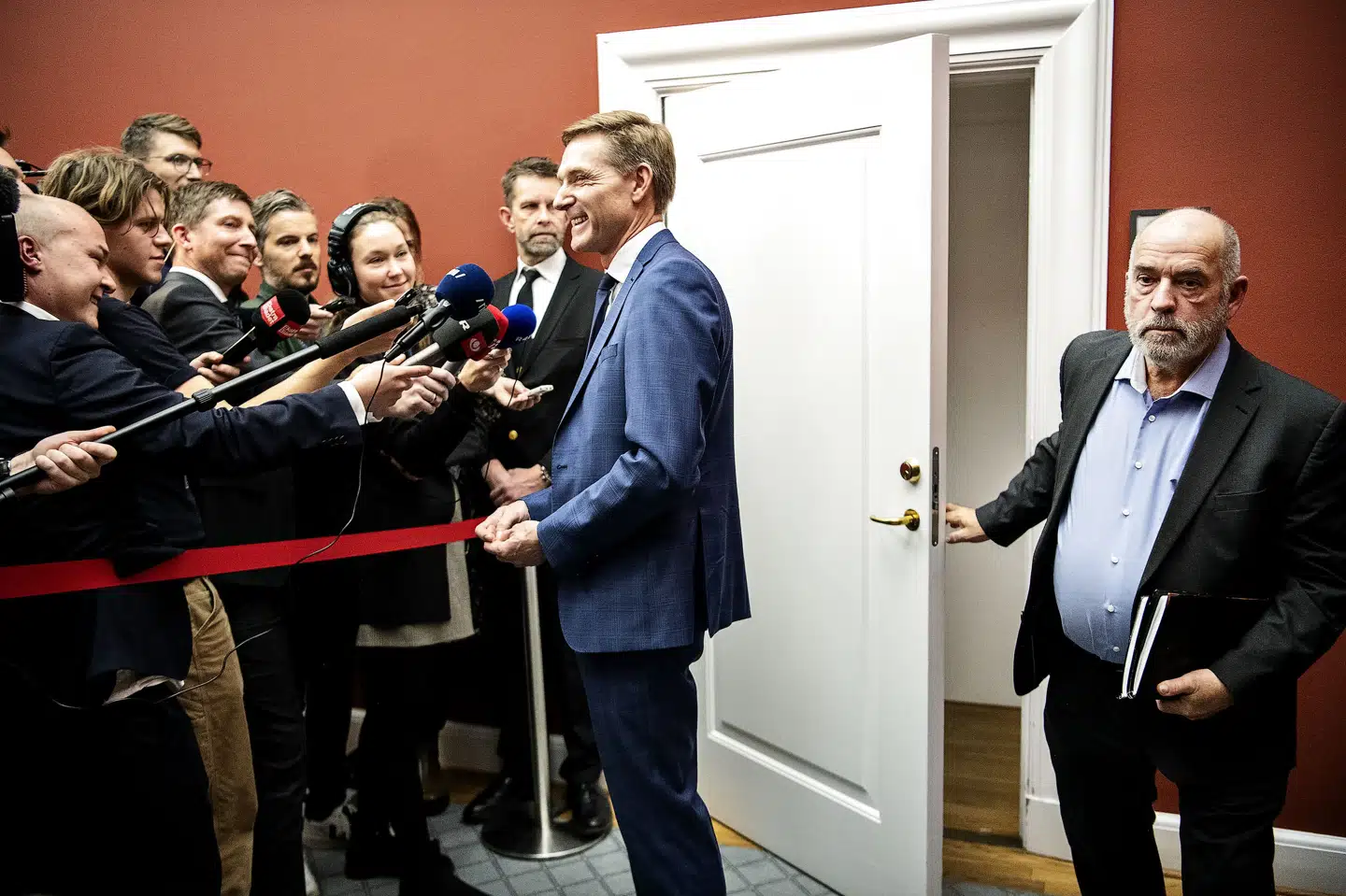 Søren Espersen (th.) kræver, at formandskandidaterne Morten Messerschmidt og Martin Henriksen begraver stridsøksen efter søndagens formandsvalg i DF. (Arkivfoto) Nils Meilvang/Ritzau Scanpix