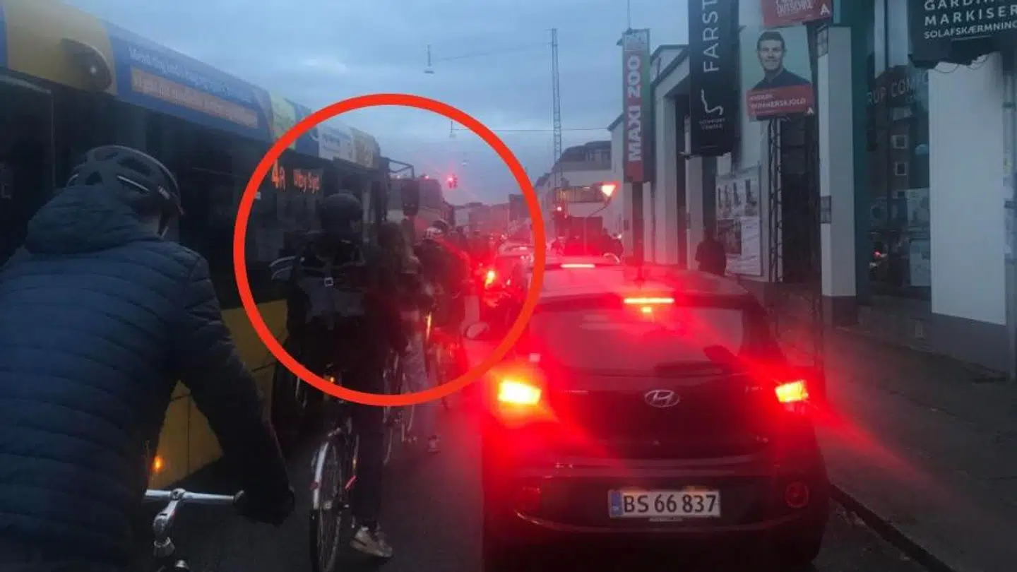 På billedet, som Thea Nørgaard har taget, kan man se, hvordan cyklisterne er stuvet sammen mellem både biler og en bybus.