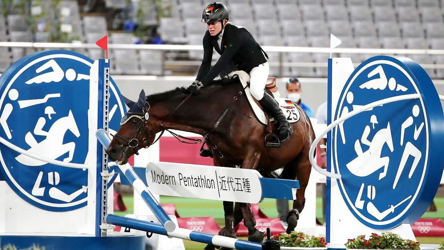 Annika Schleu og hesten Saint Boy ved OL. Den tyske rytter blev til sidst diskvalificeret.