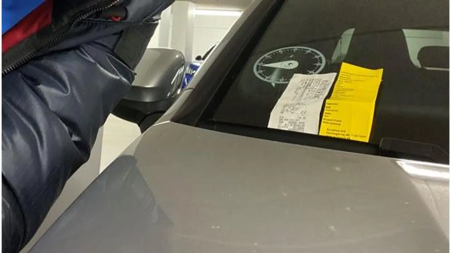 Her ses både den P-billet og den P-afgift, som Søren fik, da han tilbage i september parkerede under Budolfi Plads.