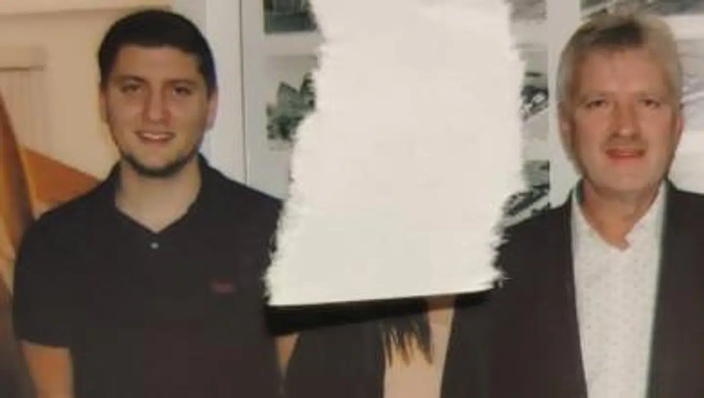 Lars Henrik Langkjær Hansen og sønnen Nick Langkjær Hansen, inden sønnen døde i 2017. Af hensyn til anonymitet er personen i midten sløret.