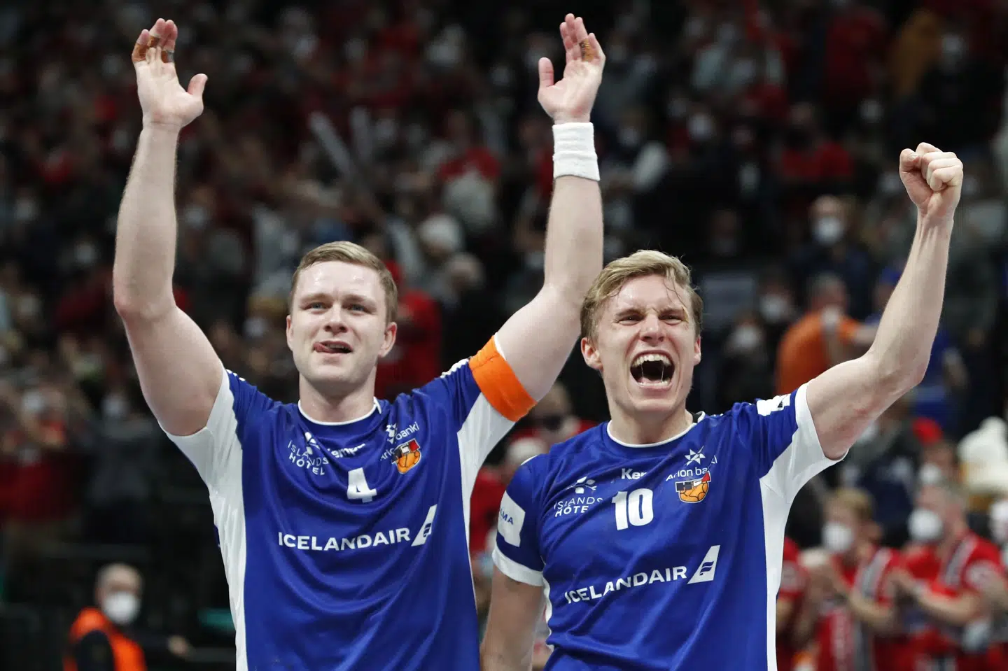 Aron Palmarsson (tv.) og Gisli Kristjansson er blevet meldt ukampdygtige på grund af coronavirus før opgøret mod Danmark. Bernadett Szabo/Reuters