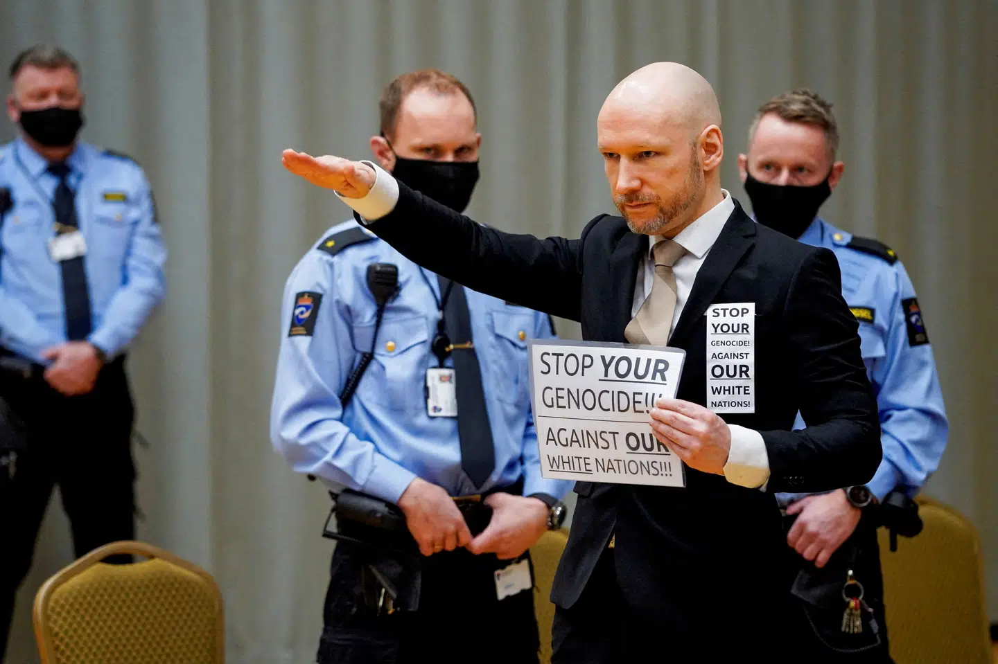 Anders Behring Breivik er idømt 21 år i forvaring med en mindstetid på 10 års fængsel. Ifølge norsk lov kan han efter 10 år i forvaring hvert år søge om prøveløsladelse. Førstedagen af et retsmøde om en eventuel prøveløsladelse brugte han blandt andet til en nazihilsen. Ntb/Reuters
