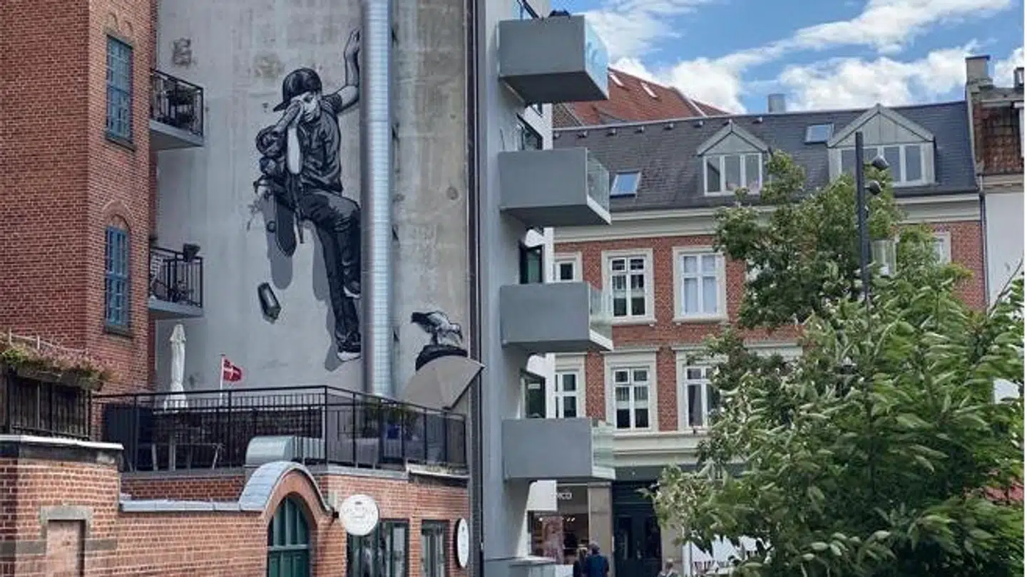 Centralt i Aalborg kan Joe Luratos gavlmaleri 'Good Luck, Kid' ses.