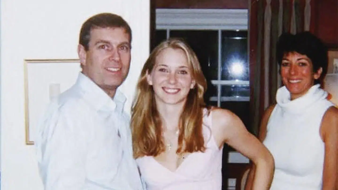 Det famøse billede af en ung Virginia Giuffre med prins Andrew og med Ghislaine Maxwell i baggrunden. Prins Andrew nægter at kunne huske, at billedet er blevet taget.