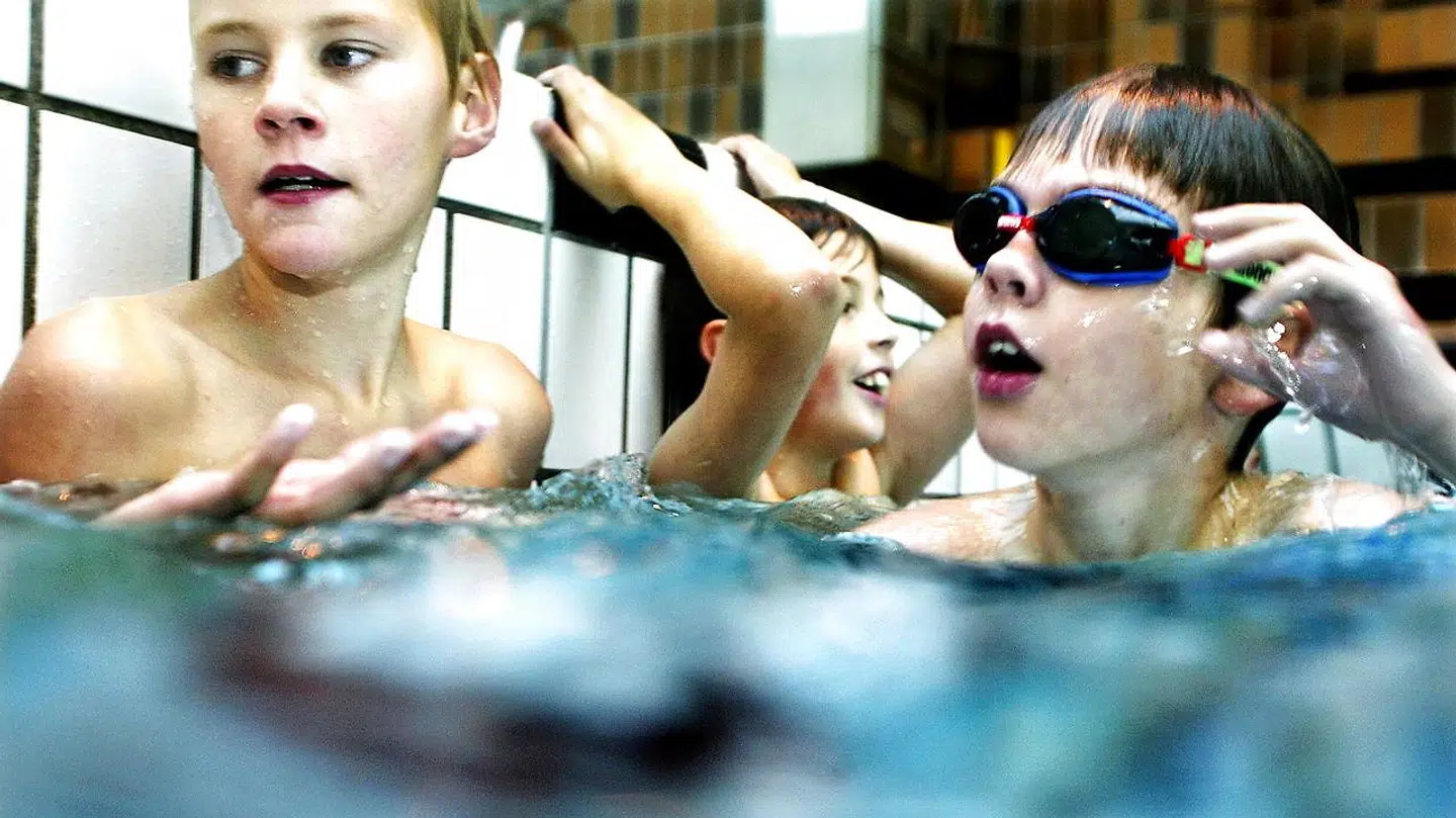 Svømmeglade børn på Frederiksberg må fortsat vente på at kunne hoppe i vandet i Frederiksberg Svømmehal. Renoveringen af den ikoniske svømmehal er trukket i langdrag, og senest er entreprenøren blevet fyret. Her ses et arkivfoto af nogle 4.klassse-elever til svømmeundervisninng i Frederiksberg Svømmehal.