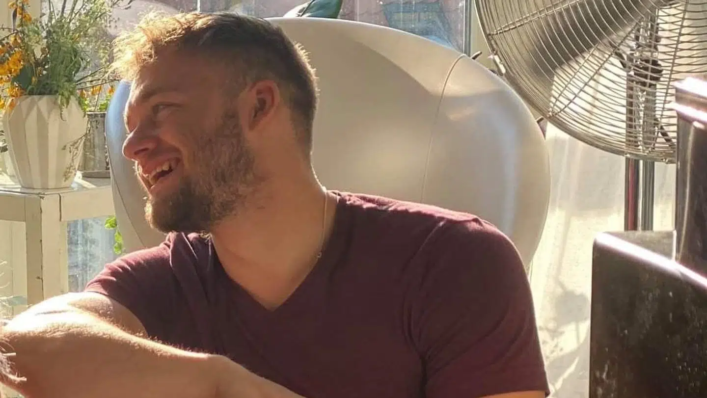 Når snakken falder på coronapas og mundbind, stivner smilet hos 26-årige Nicklas.