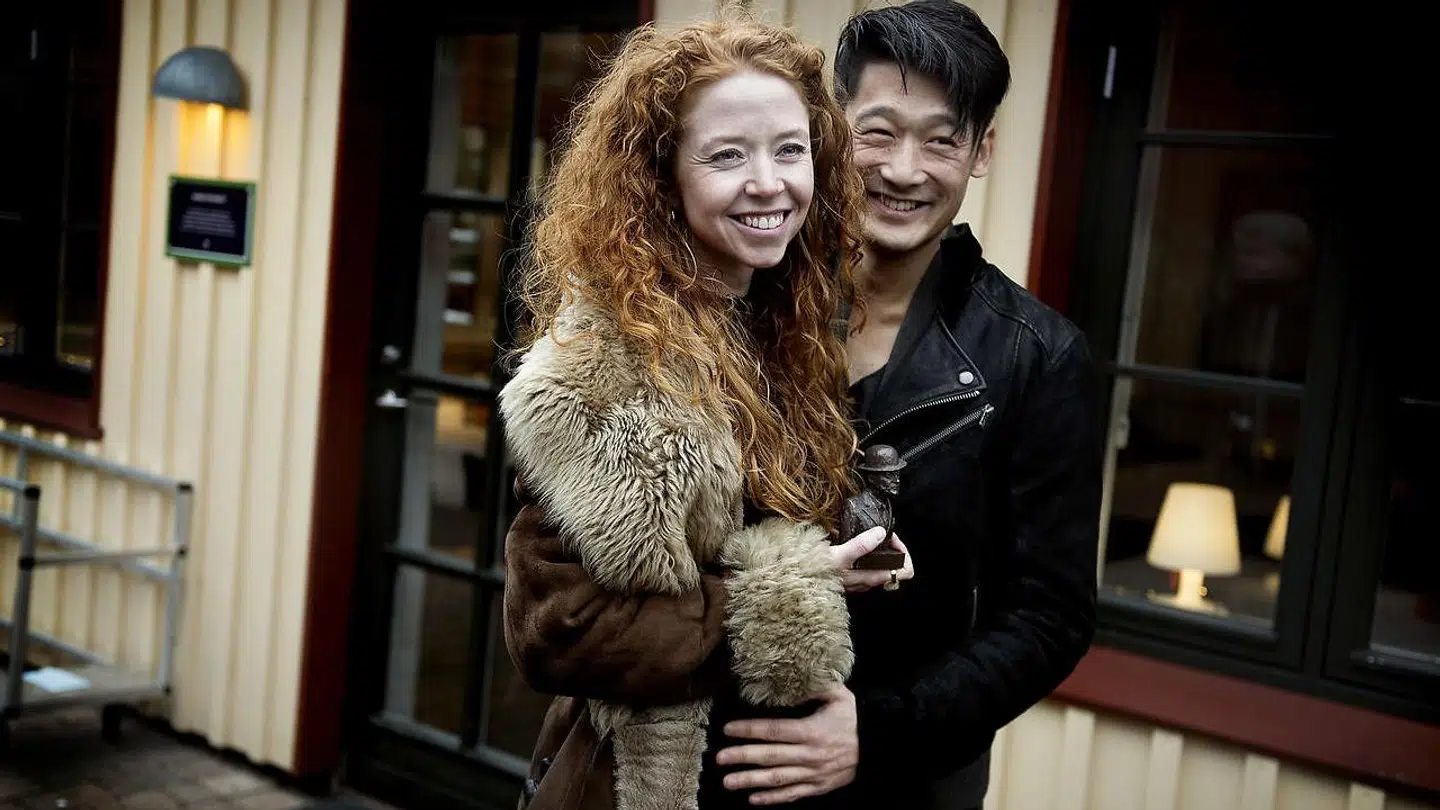 Skuespillerparret Johanne Louise Schmidt og Thomas Hwan. Her ses parret, da førstnævnte modtog Ove Sprogøe Prisen i 2016 og ventede parrets i dag femårige datter Allie.