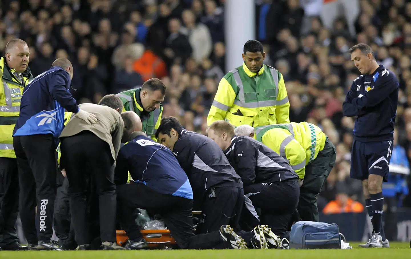Fabrice Muamba måtte opgive fodboldkarrieren, efter han faldt om i kampen mod Tottenham. Dengang spillede han for Bolton, og holdene mødte i FA-Cuppen 17. marts 2012.