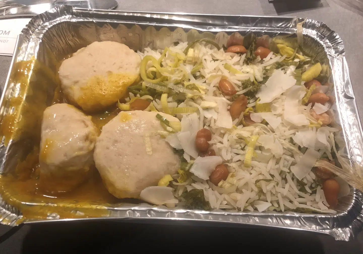 Boller i karry med kødboller, der ifølge en gæst ikke var helt optøede