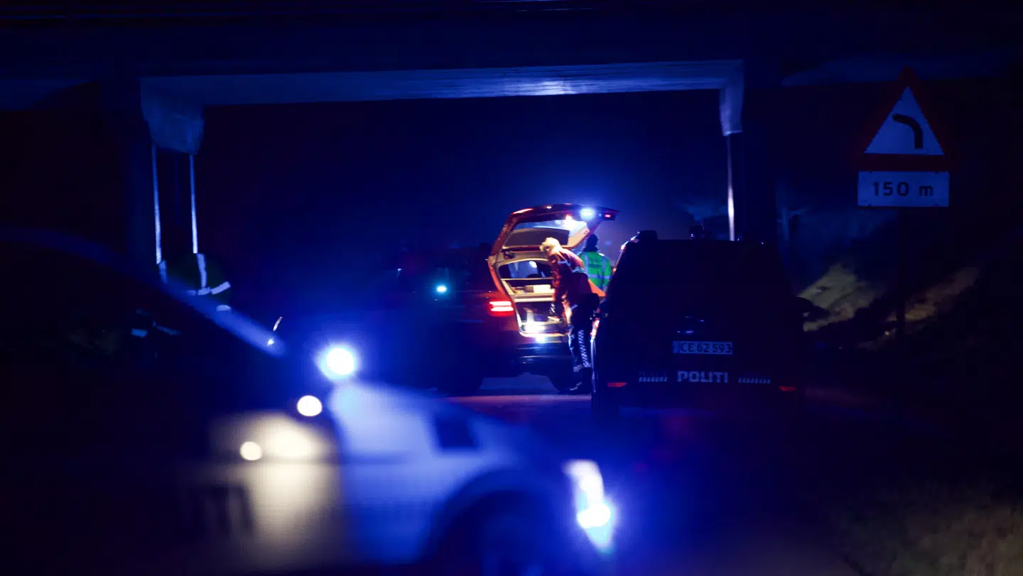 Sådan så det ud, da politi og redningsfolk ankom til stedet, hvor en 19-årig mand kørte galt i sin bil ved byen Gårde. Foto: Presse-fotos.dk