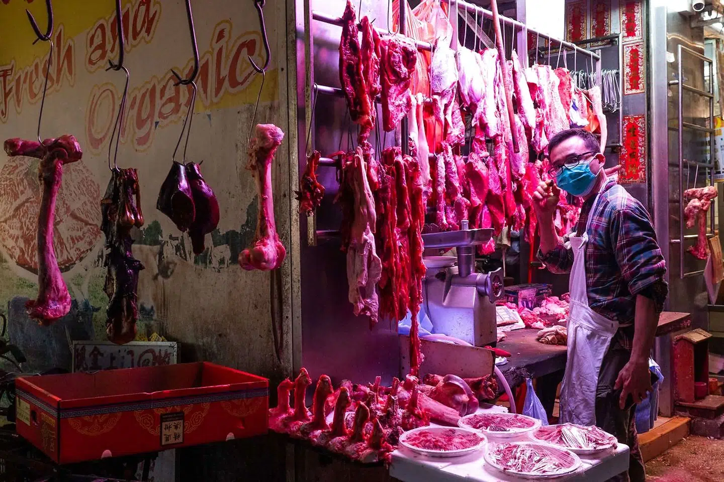 En slagter har kød til salg på et marked i Hongkong før det kinesiske nytår.