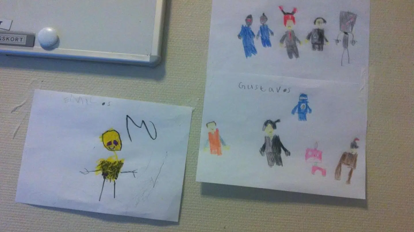 Britts drenge var dengang fire og otte år. De tegnede tegninger, som blev hængt op ved hendes hospitalsseng. Figurerne er fra 'The Lego Movie'.