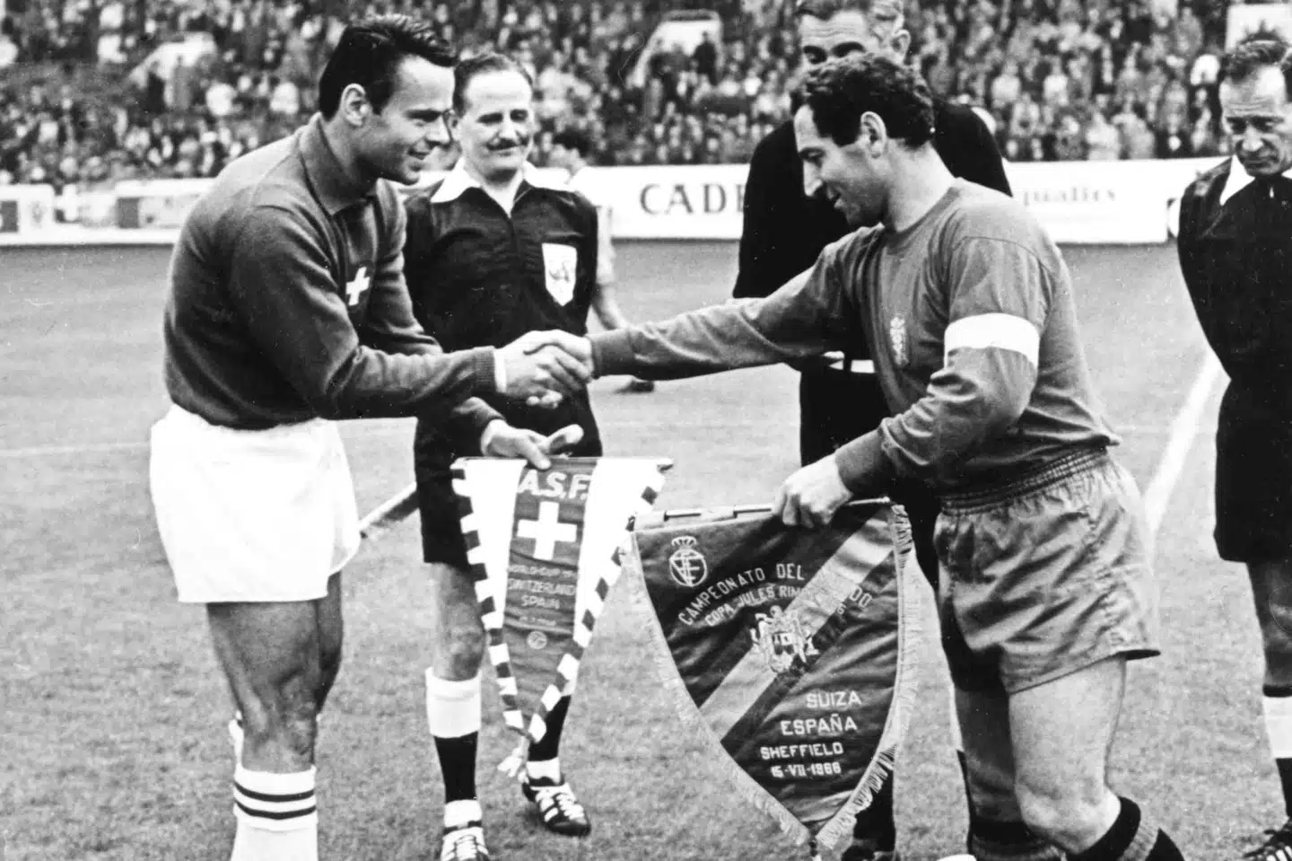 Francisco Gento (til højre) er død i en alder af 88 år. På billedet ses Gento før starten af VM-kampen mod Schweiz i sommeren 1966. Uncredited/Ritzau Scanpix