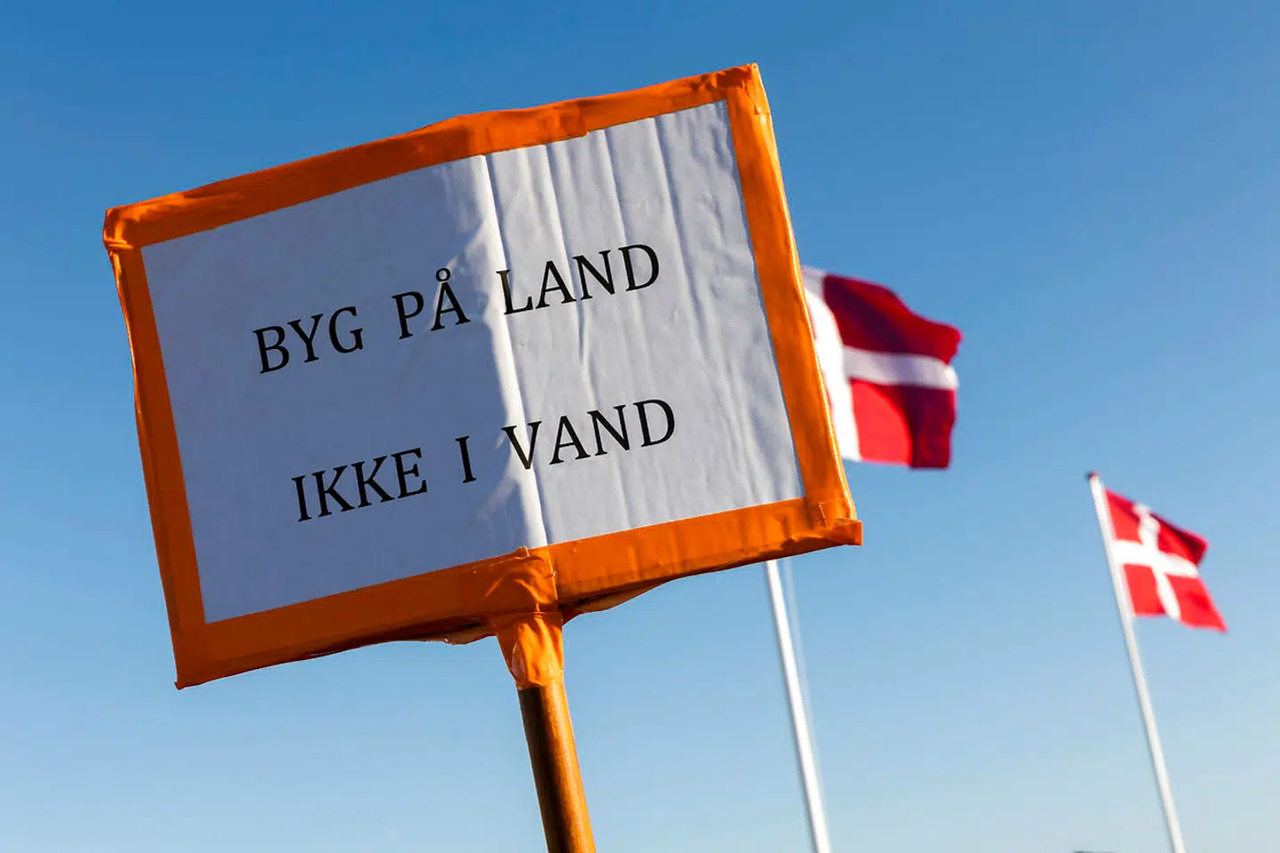 »Byg på land – ikke i vand« er blot et af modstandernes slagord. Også »jord i havnen er jord i hovedet« er set på skilte samt klasikkeren: »STOP Lynetteholmen«.
