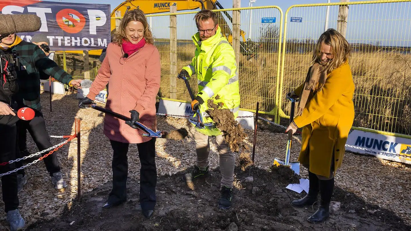 Transportminister Benny Engelbrecht, Københavns overborgmester Sophie Hæstorp Andersen og administrerende direktør for By & Havn Anne Skovbro tog det første spadestik på Lynetteholm ved byggepladsen på Refshaleøen.