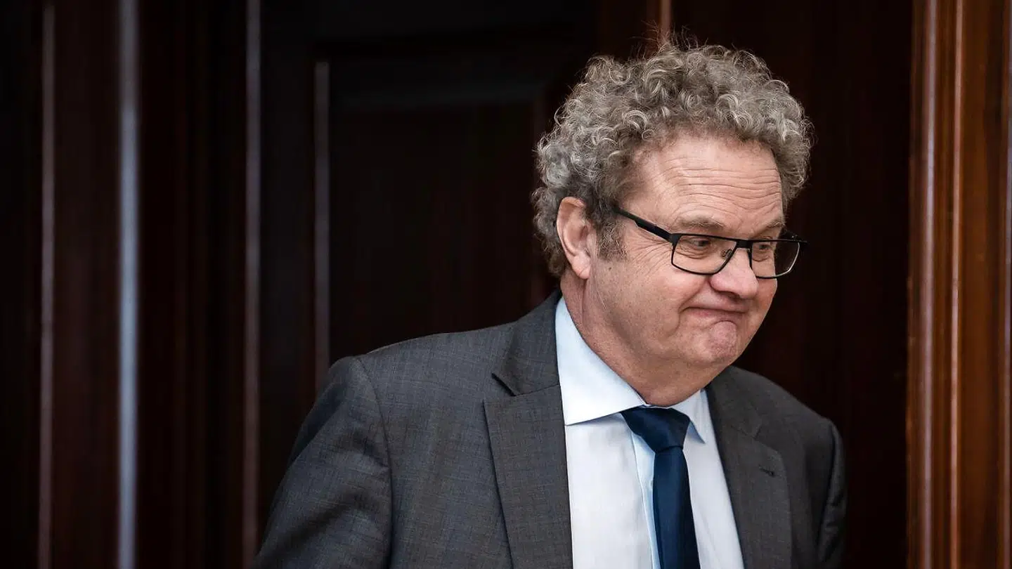 Preben Bang Henriksen (V) vil have transportministeren til at se nærmere på reglerne for parkeringsbøder.