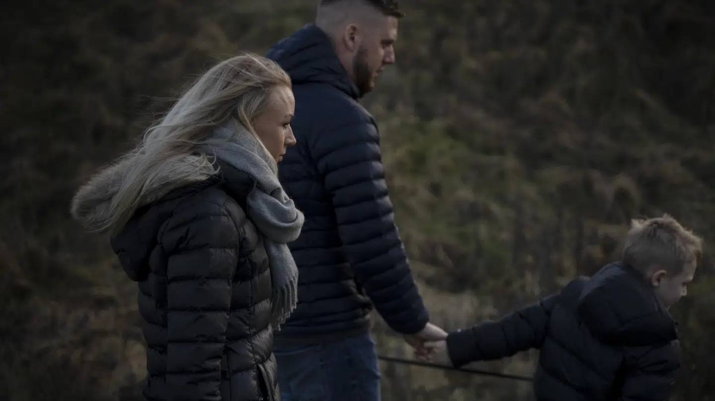Cecilia Bjerregaard ses her sammen med sin mand, Patrick, og deres syvårige søn. Foto: Sarah Christine Nørgaard/Byrd.