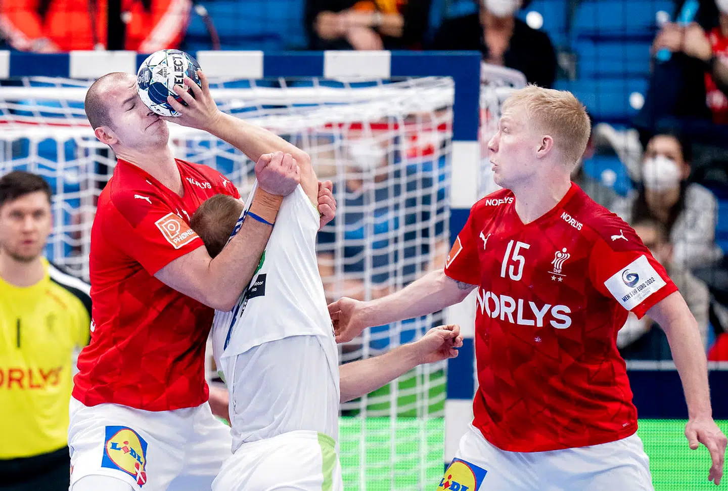 Simon Hald og Magnus Saugstrup i forsvaret under EM kampen mellem Danmark-Slovenien i Debrecen, Ungarn lørdag den 15 januar 2022. (Foto: Liselotte Sabroe/Ritzau Scanpix)