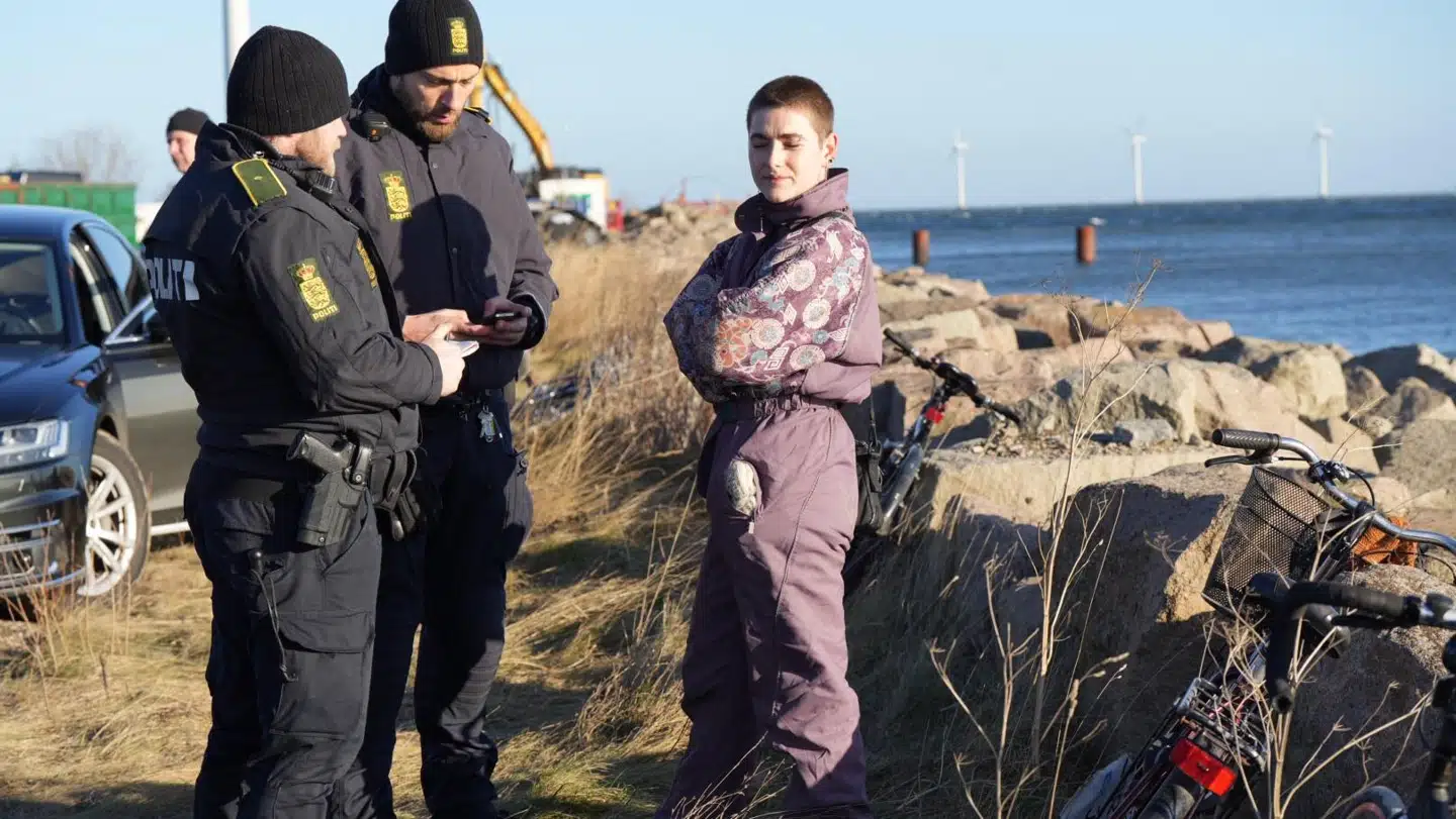 En kvindelig demonstrant blev fjernet af politiet.