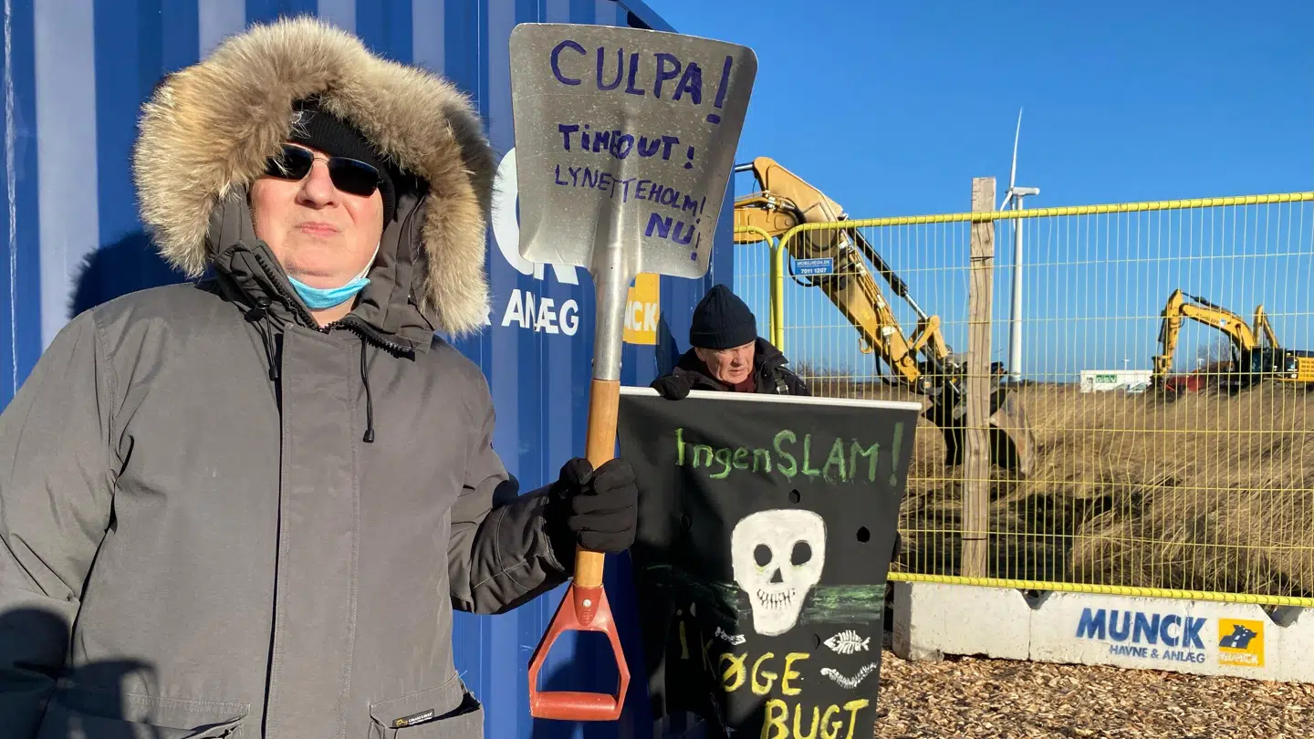 Demonstranter på plads til første spadestik.