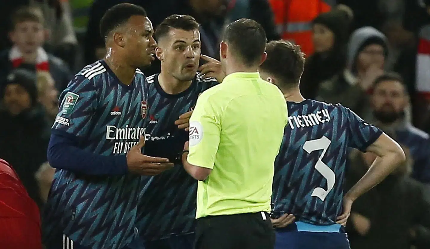 Arsenals Granit Xhaka får det røde kort af dommer Michael Oliver