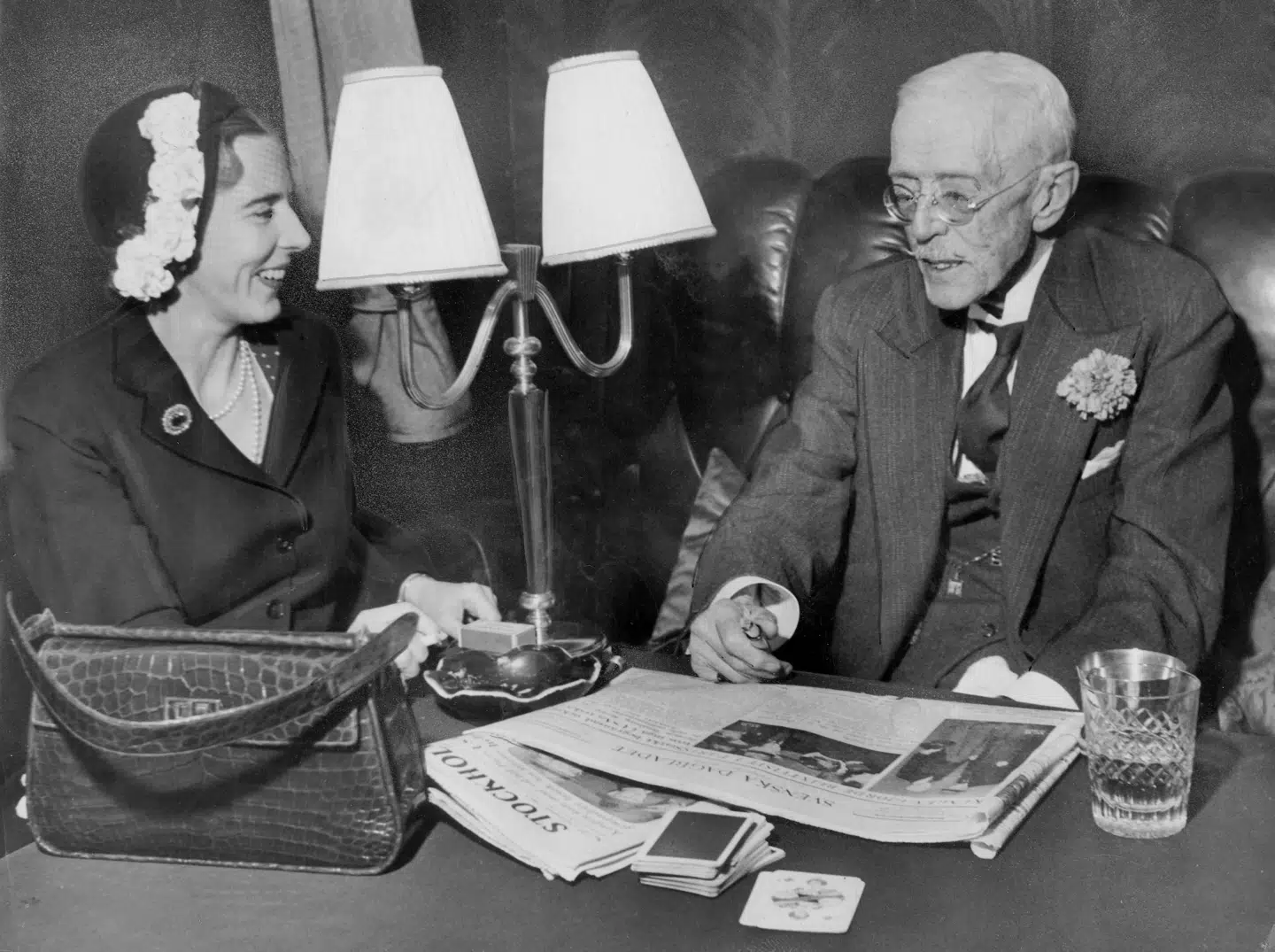 Dronning Ingrid med sin farfar, kong Gustav 5., hvis snavsede lagner udstilles offentligt i serien 'Kongens hemmelige elsker'.