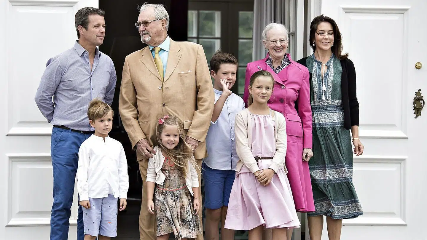 Dronning Margrethe og prins Henrik ved Gråsten Slot med familien i 2016. Regentparret elskede at holde sommerferie på slottet.