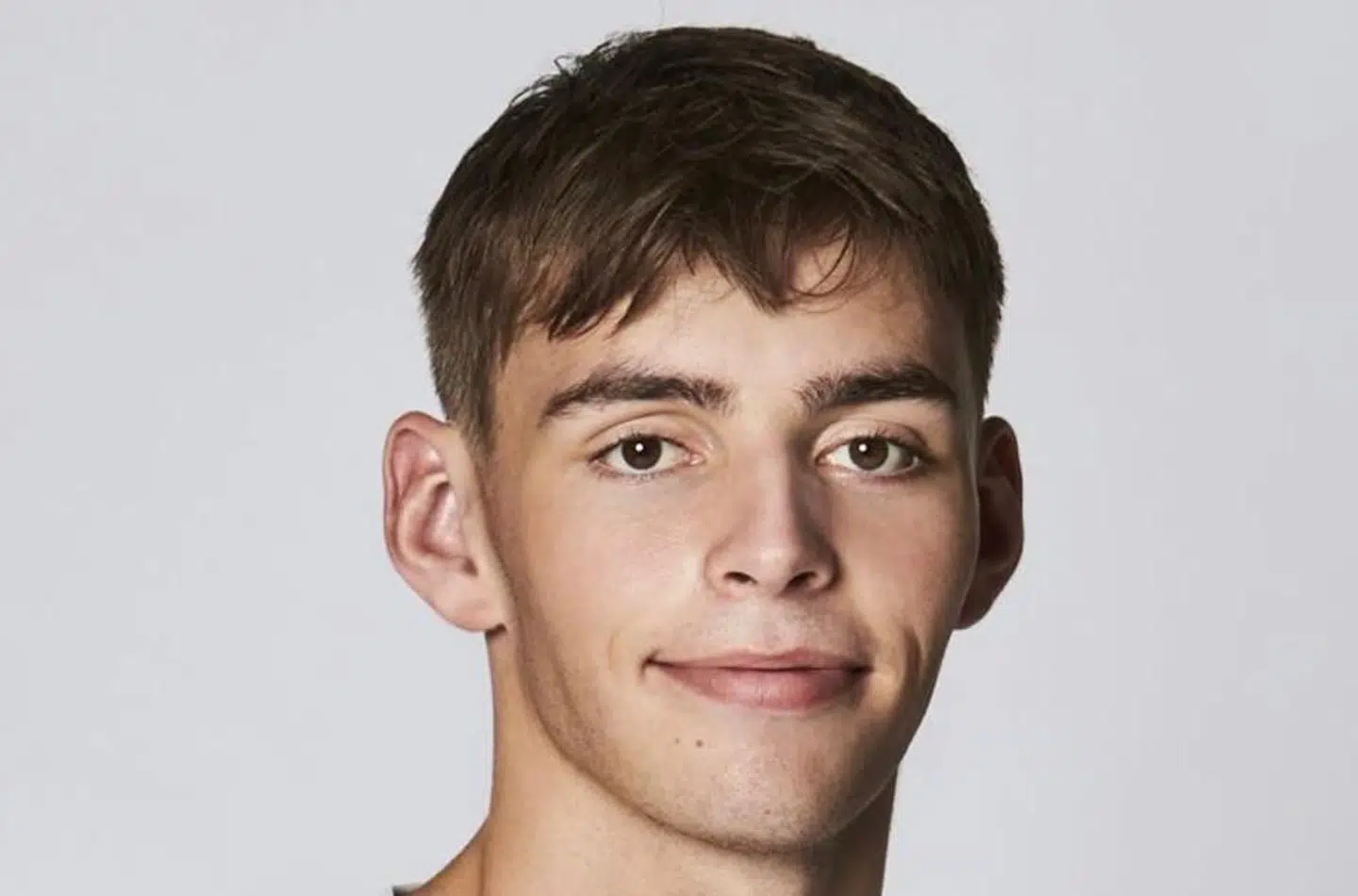 Det er Team FOG Næstved-spilleren Peter Beier-Christiansen, Magnus Møllgaard dunker i hovedet. Peter Beier-Christiansen måler 204 centimeter.