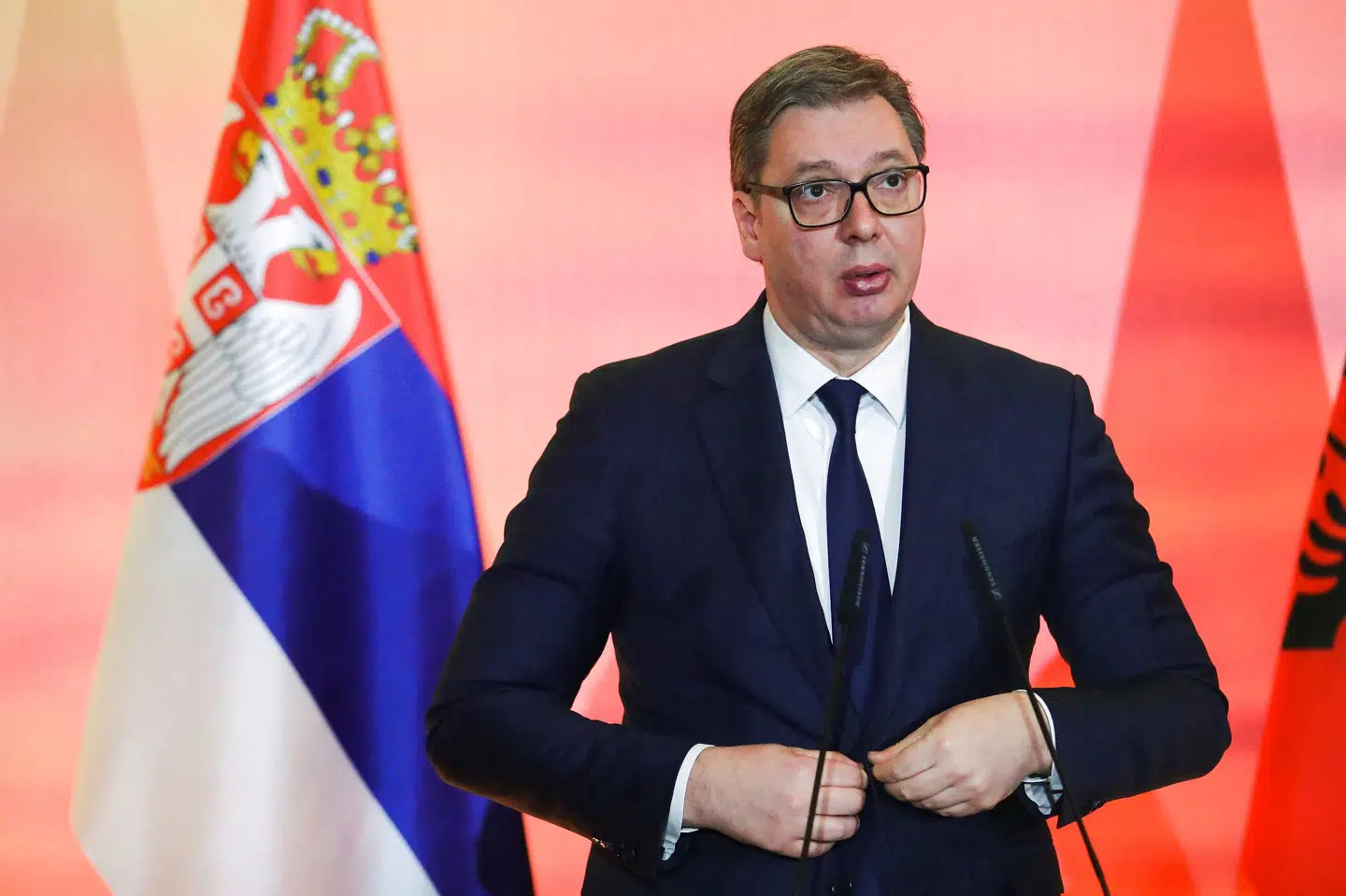 Serbiens præsident Aleksandar Vucic mener, at Australien har ydmyget sig selv med behandlingen af den serbiske tennisspiller Novak Djokovic. Den regerende Australian Open-mester har fået inddraget sit visum og forlader landet allerede søndag. (Arkivfoto). Florion Goga/Reuters