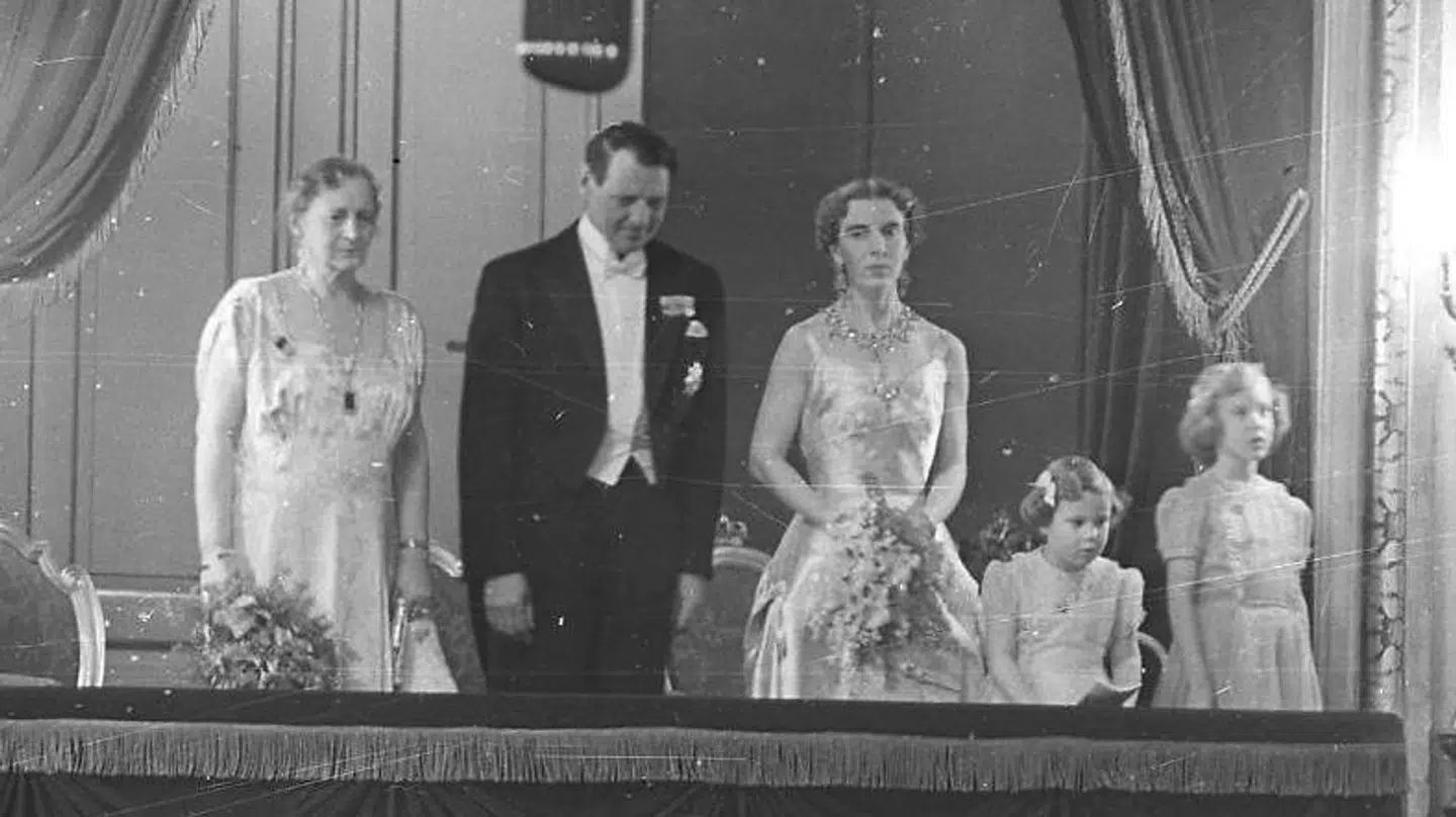 En meget ung prinsesse Margrethe (yderst th) i Det Kongelige Teater ved siden af sin lillesøster, prinsesse Benedikte.