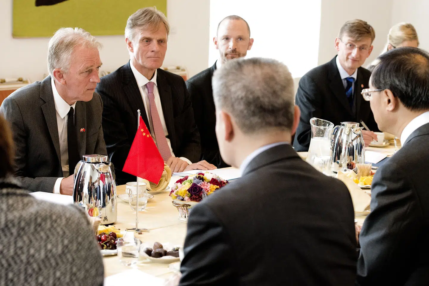 I 2011 var Kinas udenrigsminister Yang Jiechi på besøg i København hos sin danske kollega Villy Søvndal (SF), der i øvrigt ved sin side havde Friis Arne Petersen, en dominerende skikkelse i den danske udenrigstjeneste gennem mange år. I Tibetkommissionen er det kommet frem, at politiet planlagde at anbringe en stor bil foran demonstranter, således at den fornemme gæst ikke blev generet. (Arkivfoto) Søren Bidstrup/Ritzau Scanpix