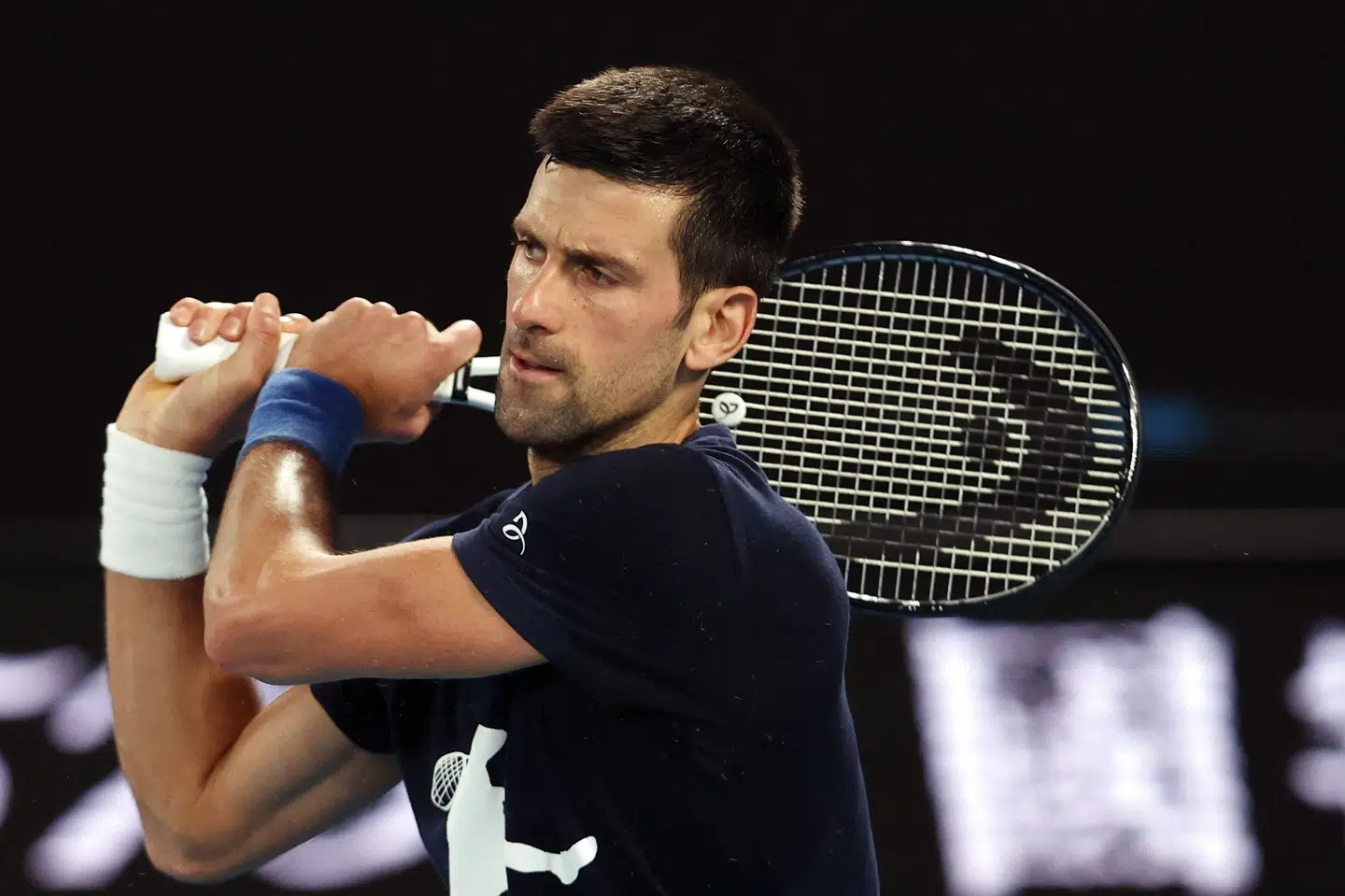 Tennisstjernen Novak Djokovic var fredag fri til at træne i den australske storby Melbourne. Men lørdag er han igen tilbageholdt. Martin Keep/Ritzau Scanpix
