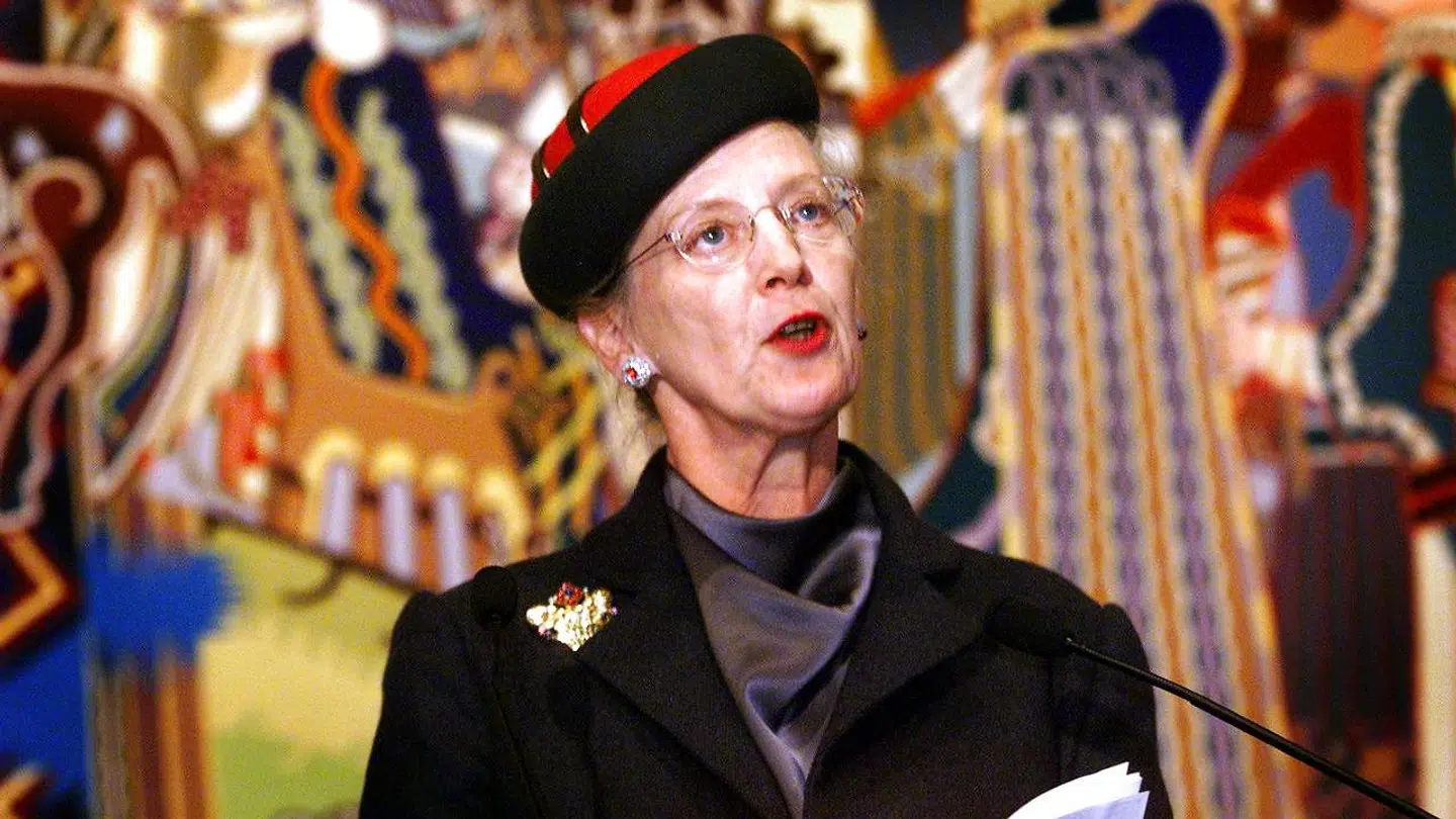 Her er Dronningen i Paris i 1999.